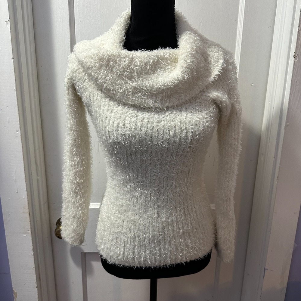 Jolie & Joy White Eyelash Sweater in S